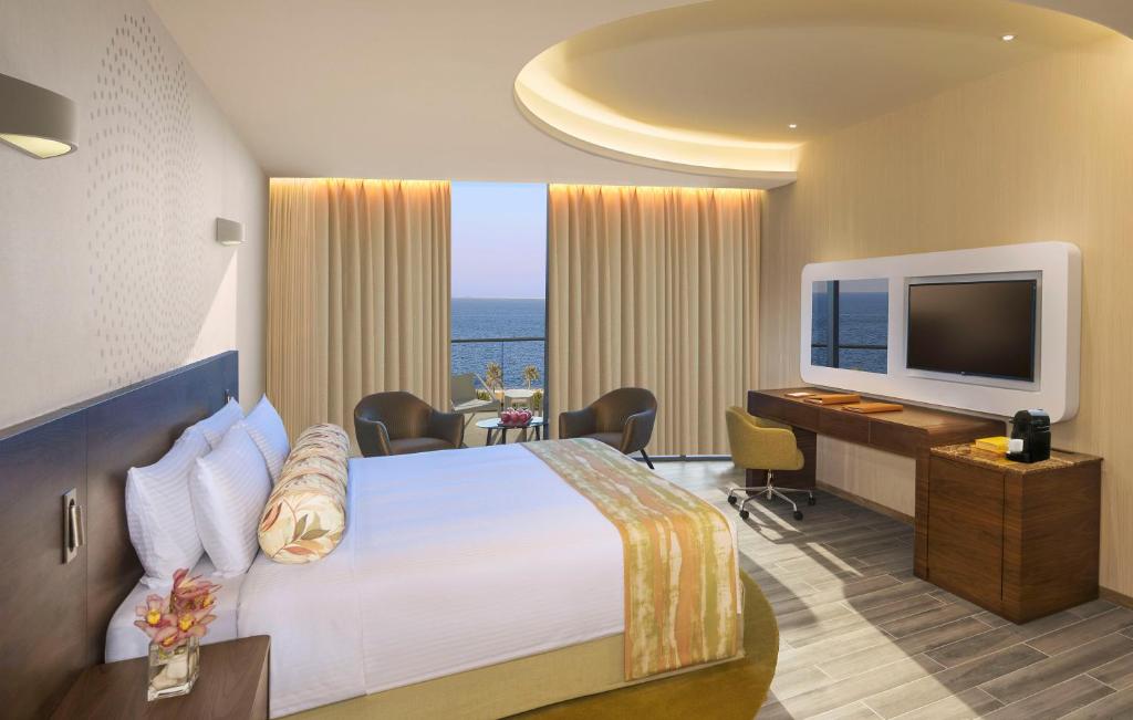 Двухместный (НОМЕР «ПРЕМИУМ» с кроватью размера «king-size» или 2 односпальными кроватями и доступом в клубный лаундж, частичный вид на море) курортного отеля The Retreat Palm Dubai MGallery By Sofitel, Дубай