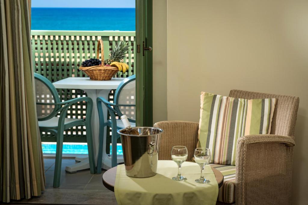 Двухместный (Двухместный номер с 1 кроватью или 2 отдельными кроватями и боковым видом на море) курортного отеля Silva Beach Hotel, Херсониссос