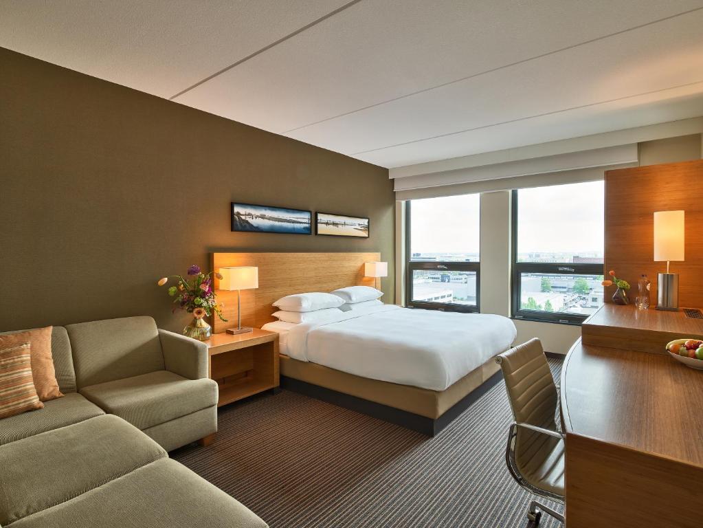 Трехместный (Просторный номер с кроватью размера «king-size») отеля Hyatt Place Amsterdam Airport, Амстердам