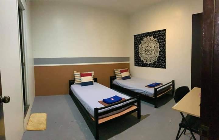 Двухместный (Двухместный номер с 2 отдельными кроватями и собственной ванной комнатой) хостела Napsule Suites, Давао