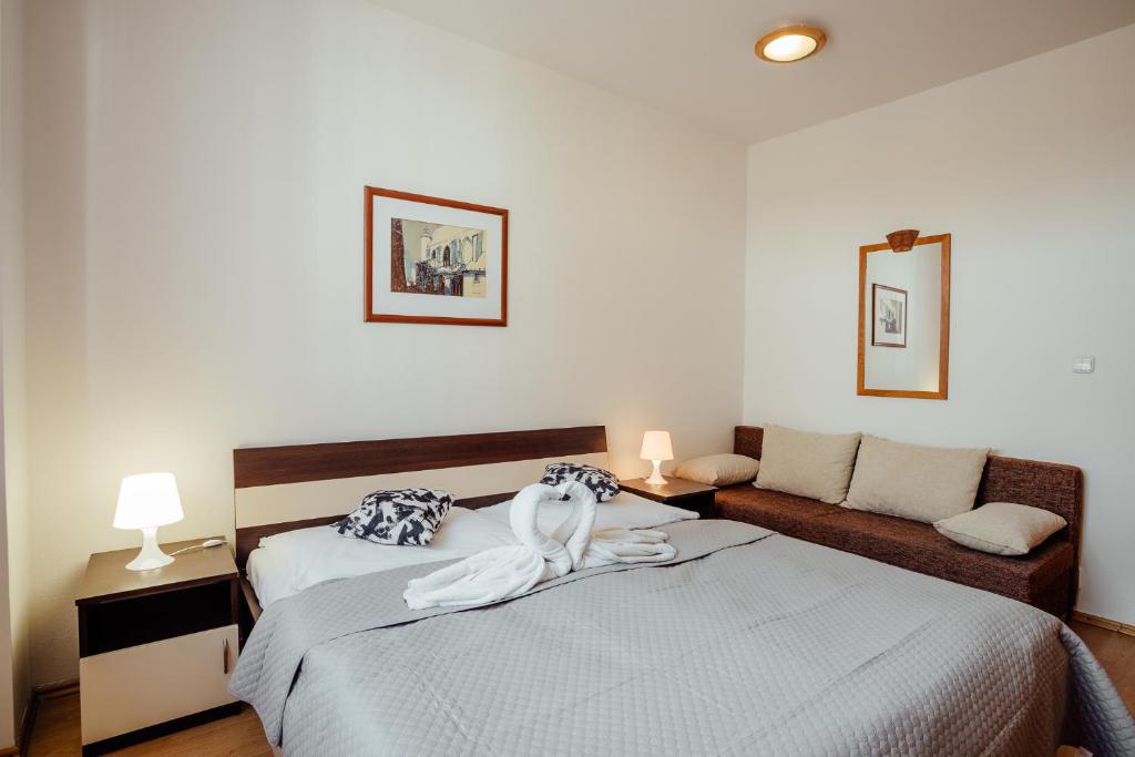 Двухместный (Двухместный номер с двуспальной кроватью и дополнительной кроватью) отеля Hotel Kerling, Банска-Штьявница