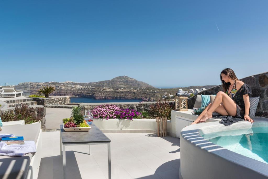 Сьюит (Junior Suite with private hot tub and Sea View) отеля Elements of Caldera Suites, Акротирион