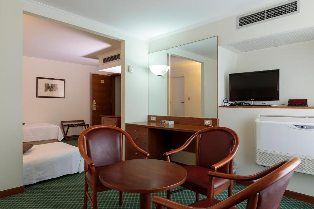 Четырехместный (Четырехместный номер с 3 односпальными кроватями и видом на город - Для некурящих) отеля Best Western Plaza Hotel, Родос