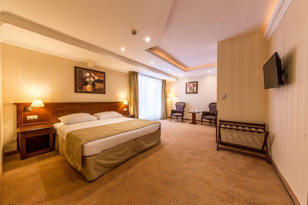 Сьюит (Upgraded Suite, 1 King Bed, Non Smoking) отеля Ramada Hotel & Suites Bucharest North, Бухарест