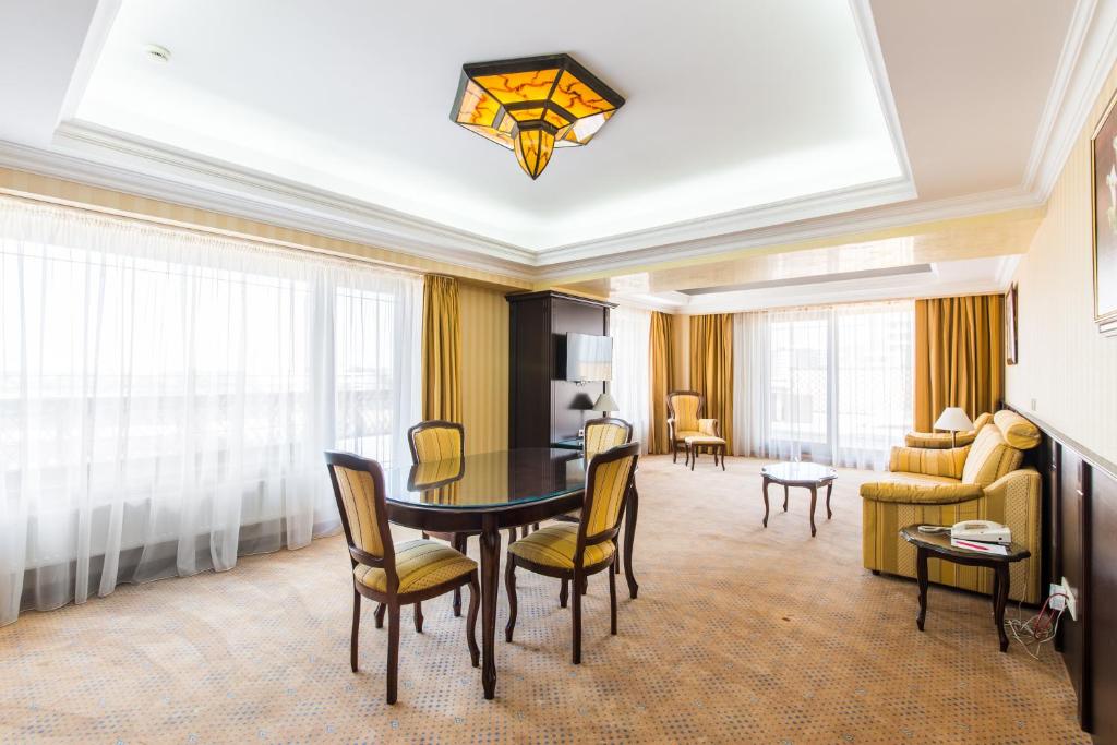 Сьюит (Люкс с 2 комнатами, кроватью размера «king-size» и мини-кухней) отеля Ramada Hotel & Suites Bucharest North, Бухарест