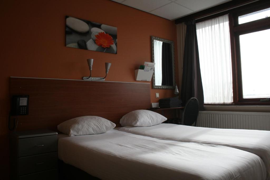 Двухместный (Бюджетный двухместный номер с 2 отдельными кроватями) отеля Zorn Hotel Duinlust, Нордвейк-ан-Зее
