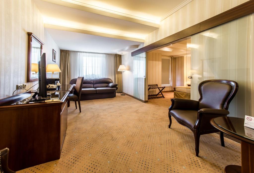Сьюит (1 King Bed Non Smoking Suite) отеля Ramada Hotel & Suites Bucharest North, Бухарест