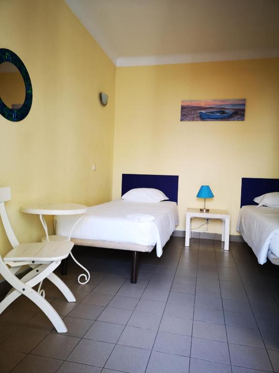 Двухместный (Двухместный номер с 2 отдельными кроватями и собственной ванной комнатой) хостела HI Hostel Lagos - Pousada de Juventude, Лагуш