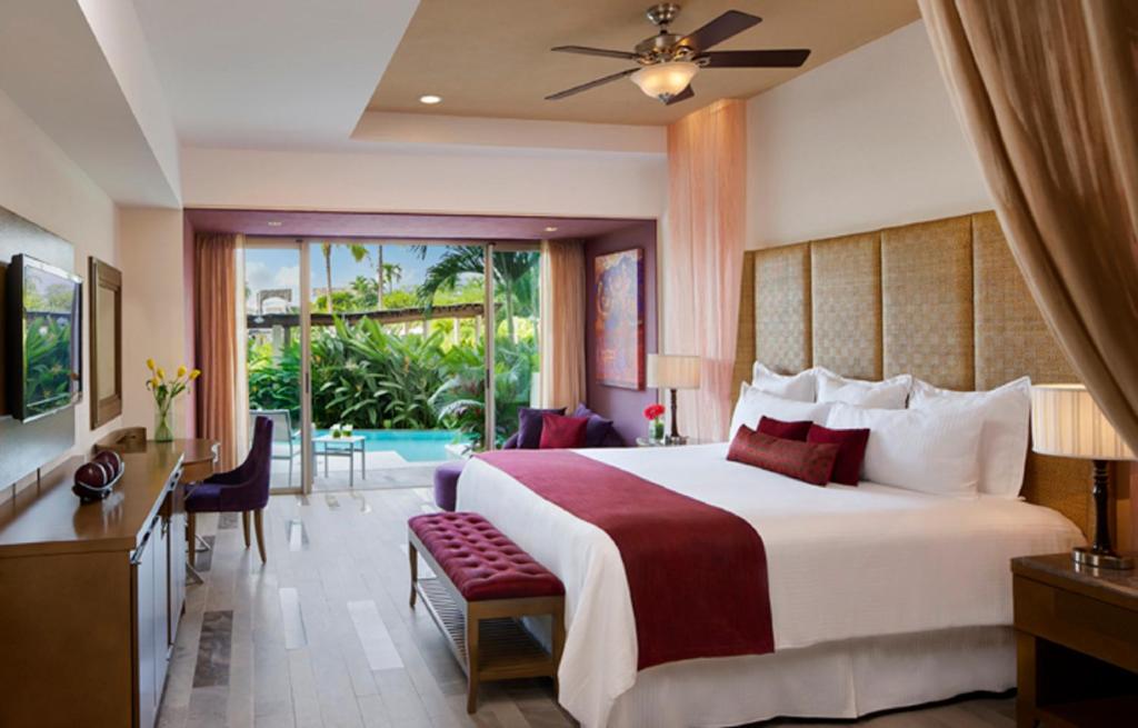Сьюит (Breakfast Plan Junior Suite Swimout King) курортного отеля Secrets Vallarta Bay Resort & SPA - Только для взрослых, Пуэрто-Вальярта