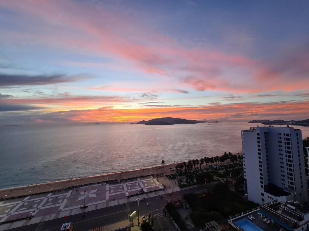 Двухместный (Двухместный номер с 1 кроватью или 2 отдельными кроватями и видом на море) апарт-отеля Sun and Sea Panorama Nha Trang, Нячанг