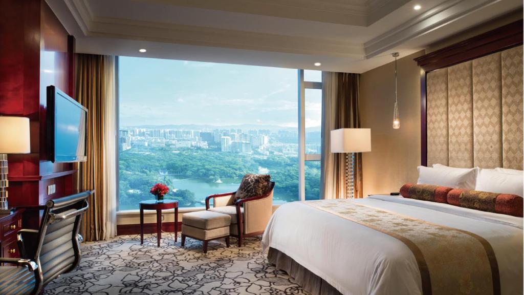 Двухместный (Улучшенный номер с кроватью размера «king-size» и видом на сад) отеля Soluxe Hotel Guangzhou, Гуанчжоу