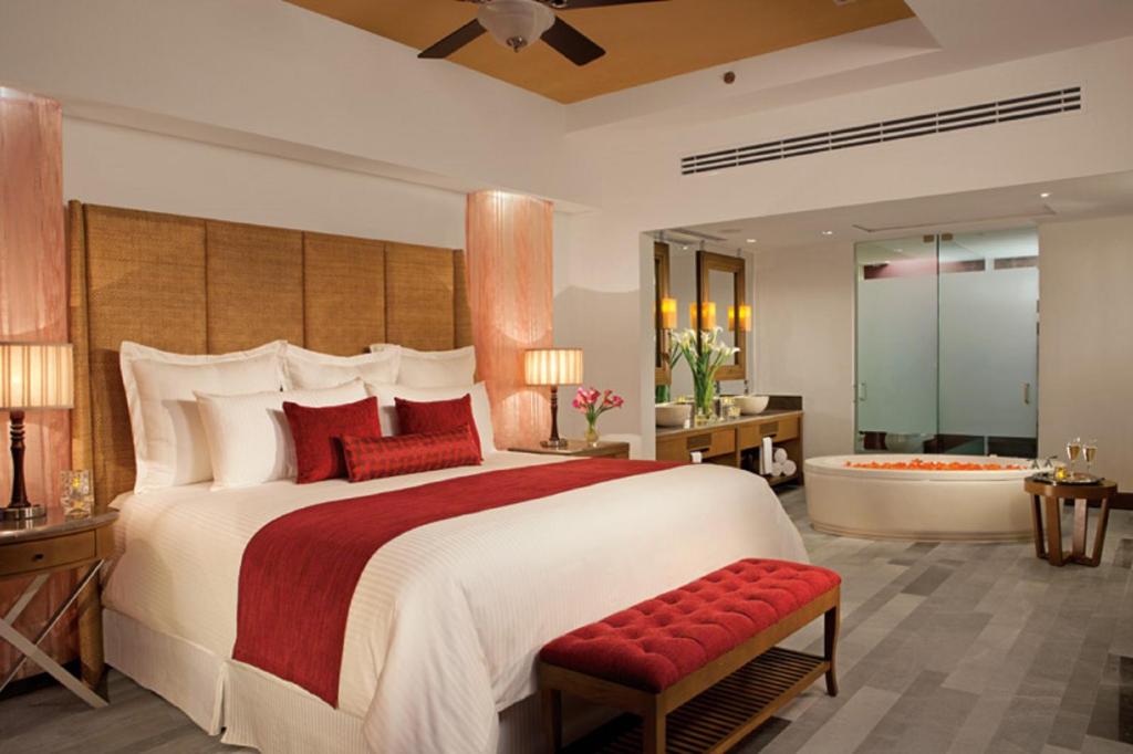 Сьюит (Главный привилегированный клубный люкс возле бассейна, вид на сад) курортного отеля Secrets Vallarta Bay Resort & SPA - Только для взрослых, Пуэрто-Вальярта