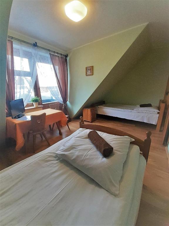 Двухместный (Двухместный номер с 2 отдельными кроватями и собственной ванной комнатой) хостела Hostel Stara Polana, Закопане