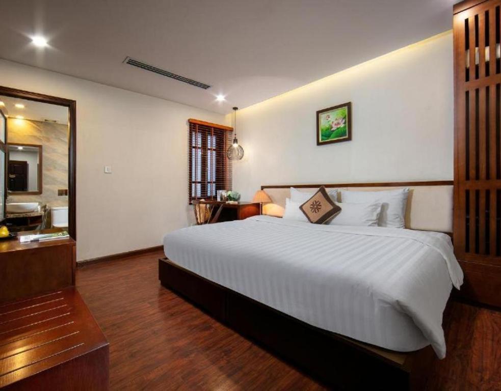 Двухместный (Улучшенный двухместный номер с 1 кроватью или 2 отдельными кроватями) отеля Emerald Hotel, Ханой