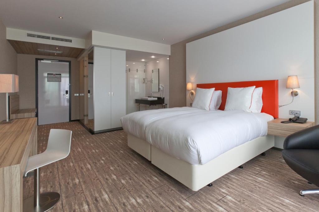 Двухместный (Улучшенный двухместный номер с 2 отдельными кроватями) отеля Van der Valk Hotel A4 Schiphol, Амстердам