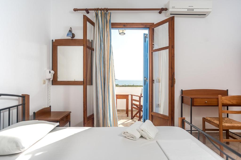 Двухместный (Двухместный номер с 1 кроватью и балконом, вид на море) отеля Amodari studios on the beach, Плака (Эгейские острова), Эгейские острова