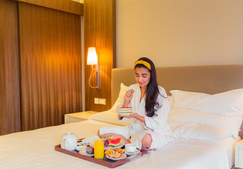 Двухместный (Hyatt Room with Pool View and Breakfast, credit worth INR 1500 redeemable against food & soft beverage (terms and conditions applicable) Free Room Upgrade to next Category ( subject to availability )), Hyatt Regency Delhi