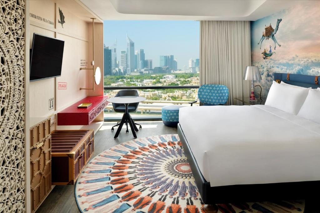 Двухместный (Улучшенный номер с кроватью размера «king-size», вид на центр города) отеля Hotel Indigo Dubai Downtown, Дубай