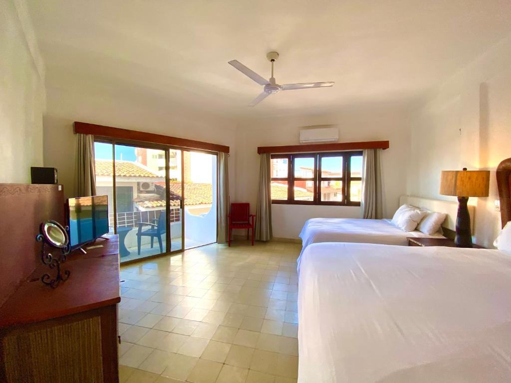 Двухместный (Двухместный номер Делюкс с 1 кроватью и балконом) отеля Hotel Amaca Puerto Vallarta - Adults Only, Пуэрто-Вальярта