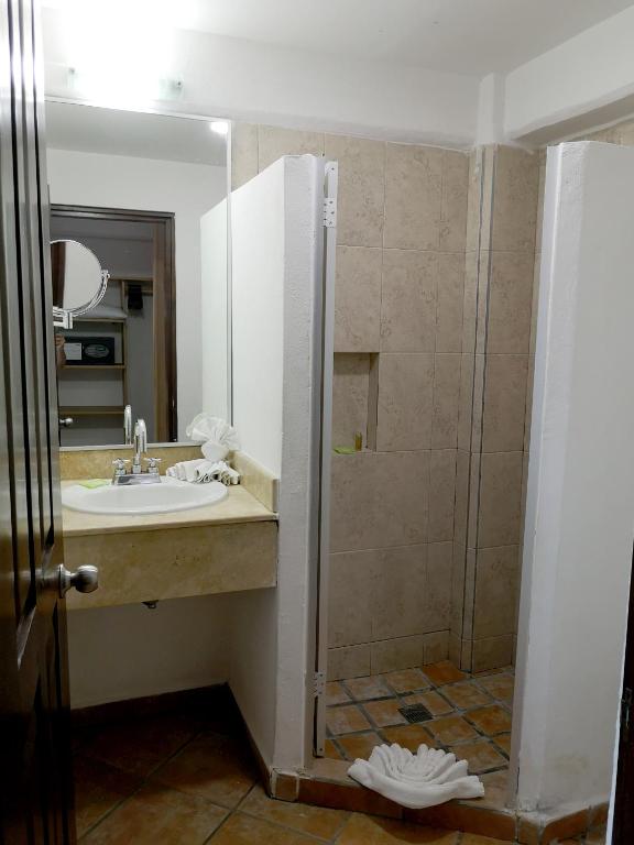 Двухместный (Двухместный номер с 2 двуспальными кроватями, вид на океан) отеля Hotel El Pescador, Пуэрто-Вальярта