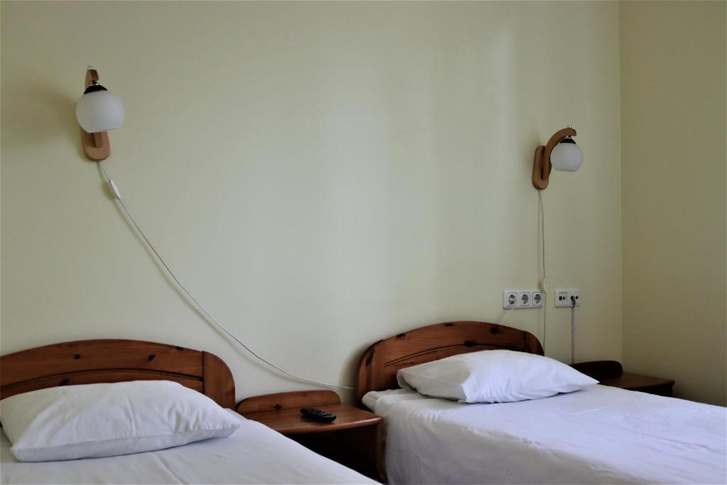 Двухместный (Двухместный номер с 2 отдельными кроватями и собственной ванной комнатой) хостела Hostel Lõuna, Пярну