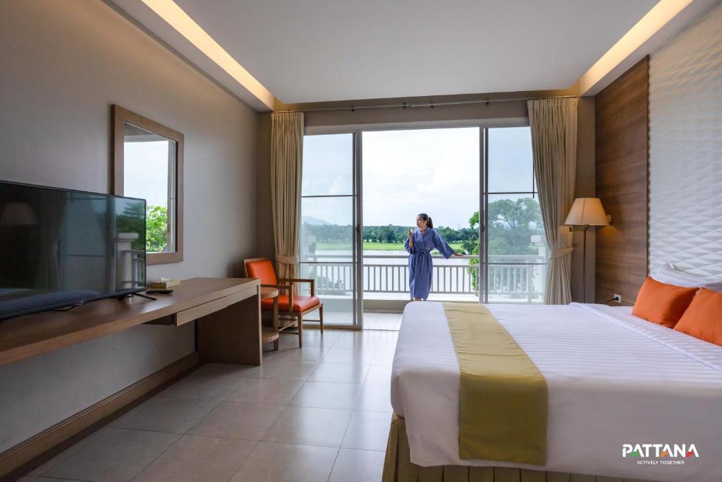 Двухместный (Номер Делюкс с кроватью размера «king-size») курортного отеля Pattana Golf Club & Resort, Чонбури