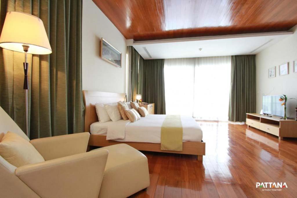 Двухместный (Полулюкс с кроватью размера «king-size») курортного отеля Pattana Golf Club & Resort, Чонбури