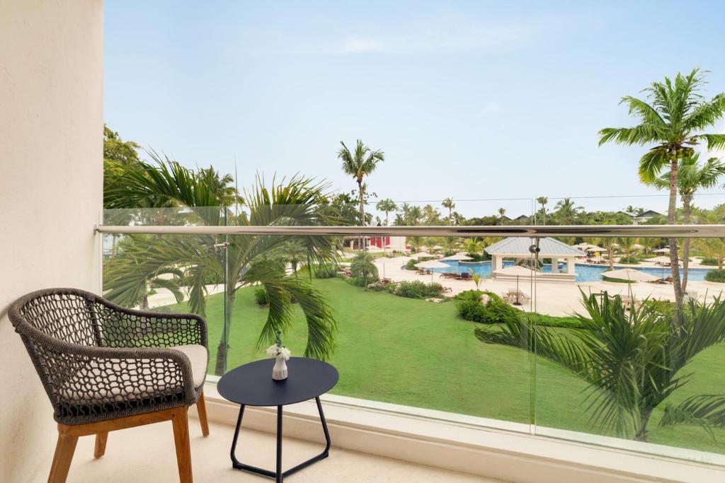 Сьюит (Номер Делюкс с частичным видом на океан - 1 кровать размера «king-size») курортного отеля Hilton La Romana All-Inclusive Resort & Water Park Punta Canart, Байяибе