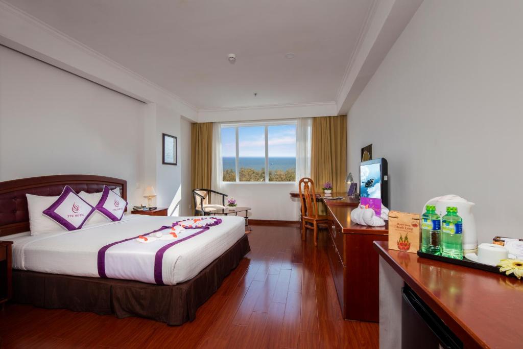 Двухместный (Номер Делюкс с кроватью размера «king-size» и видом на океан) отеля TTC Hotel Premium Phan Thiet, Фантхьет