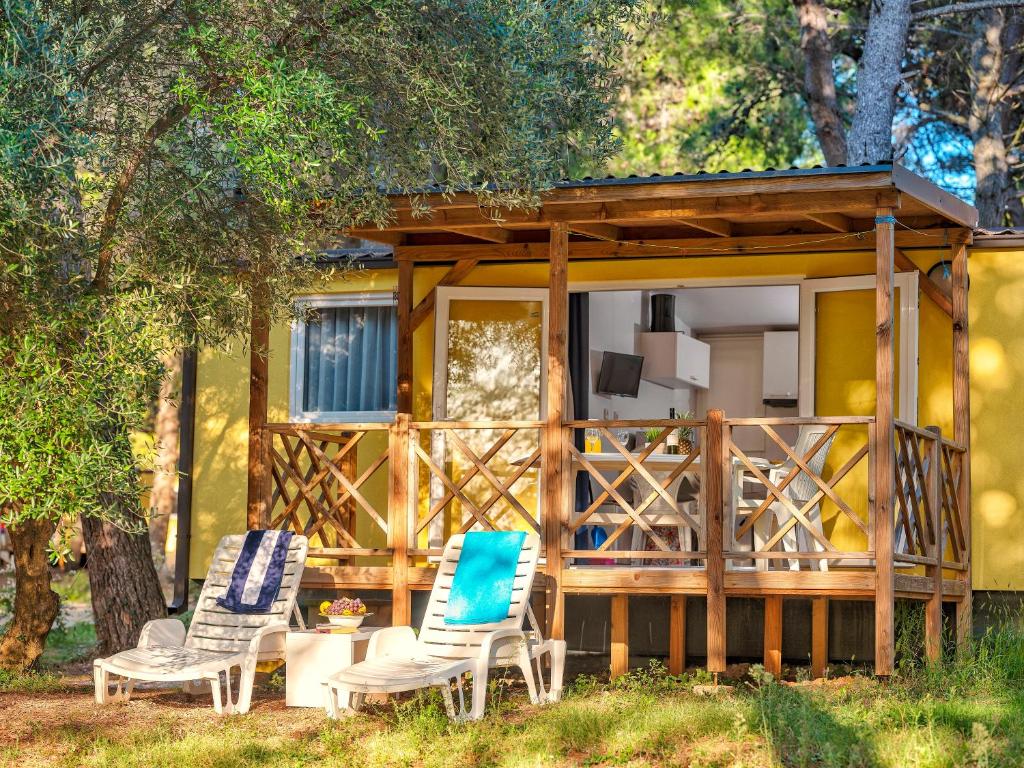 Номер (Передвижной дом «Премиум» с 2 спальнями) парк-отеля Mobile homes Adriatic Camping Brijuni - Pineta**, Фажана