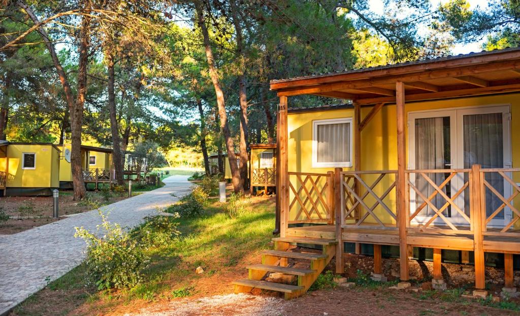 Номер (Улучшенный передвижной дом с 2 спальнями) парк-отеля Mobile homes Adriatic Camping Brijuni - Pineta**, Фажана