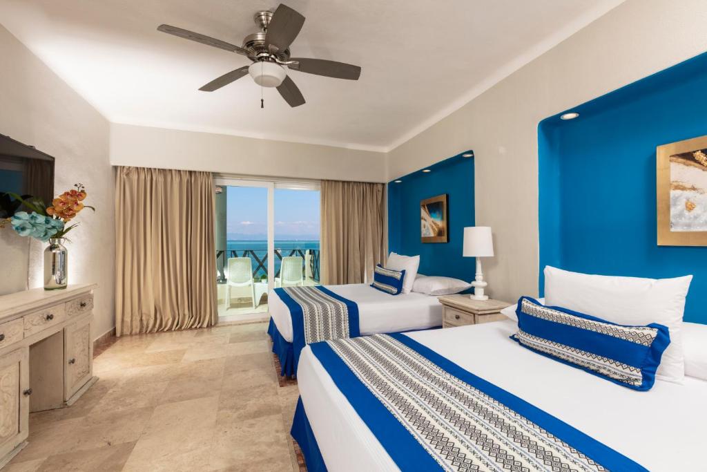 Двухместный (Улучшенный номер с видом на море) отеля Blue Chairs Resort by the Sea, Пуэрто-Вальярта