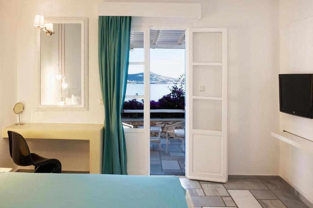 Семейный (Улучшенный семейный номер с видом на море) отеля Paros Agnanti Hotel, Парика