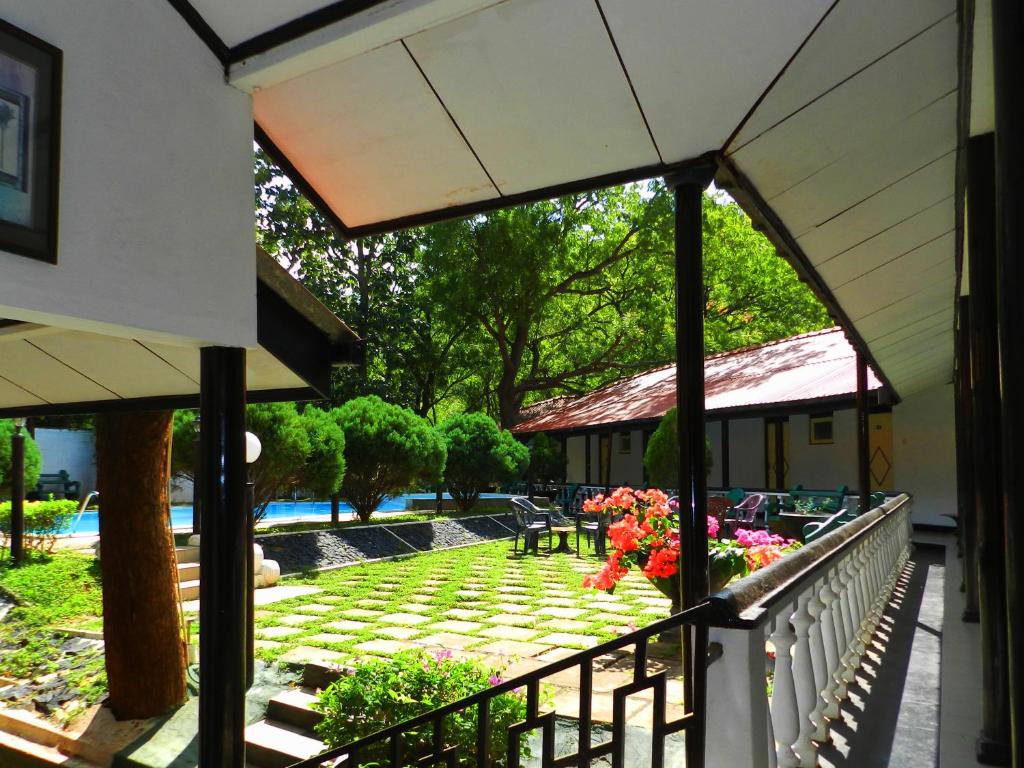 Курортный отель Jayasinghe Holiday Resort, Катарагама