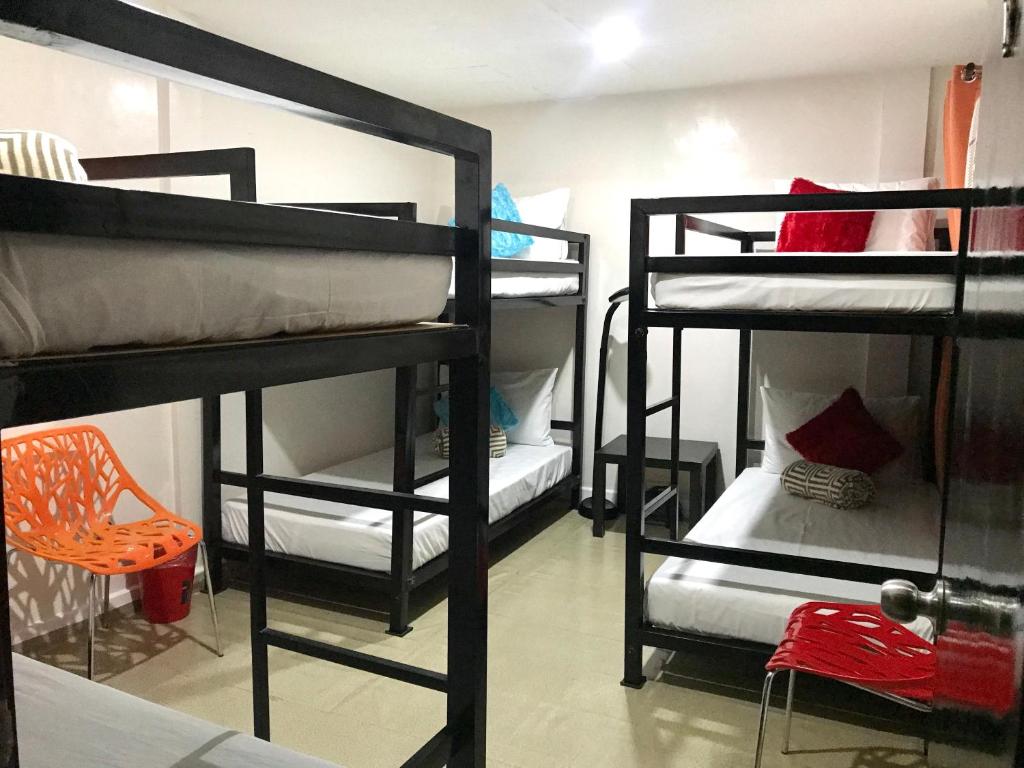 Номер (Спальное место на двухъярусной кровати в общем номере для мужчин и женщин) хостела HalfWay House Hostel Mactan Cebu Airport, Мактан