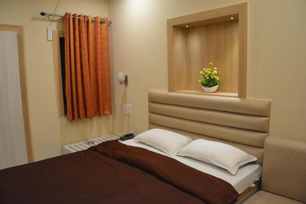 Двухместный (Улучшенный двухместный номер с 1 кроватью) отеля Hotel Prayag, Аллахабад