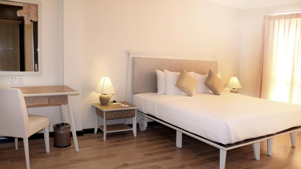 Двухместный (Двухместный номер Делюкс с 1 кроватью) курортного отеля Centara Sandy Beach Resort Danang, Дананг