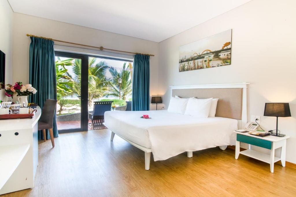 Номер (Бунгало с 2 спальнями и видом на сад), Centara Sandy Beach Resort Danang