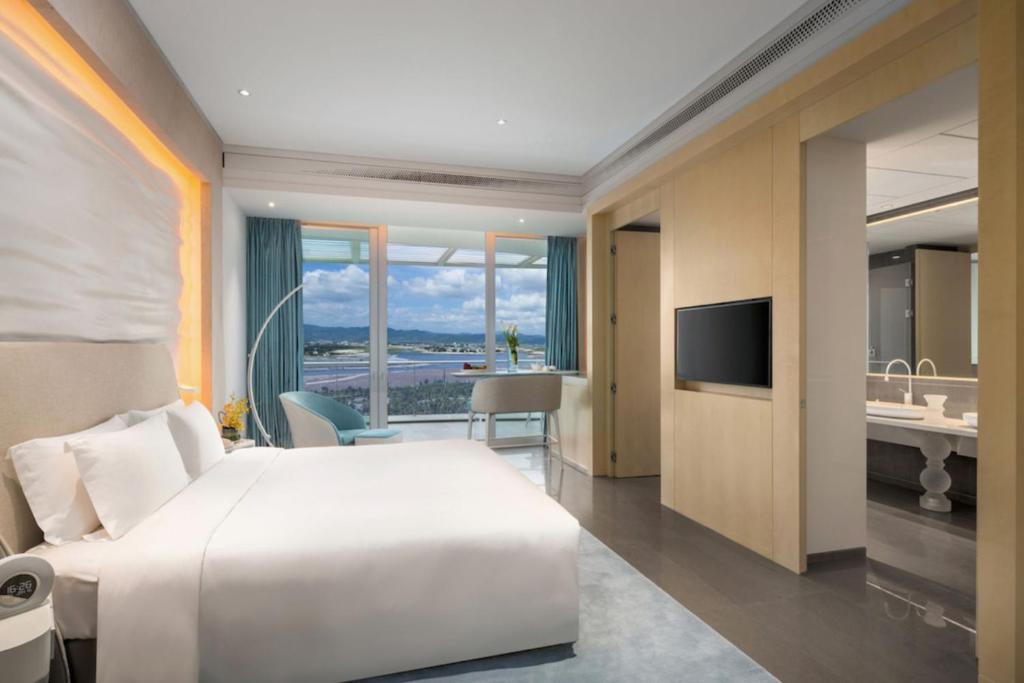 Двухместный (Номер с кроватью размера «king-size» и видом на озеро) отеля The Mangrove Sanya (all inclusive hotel), Санья