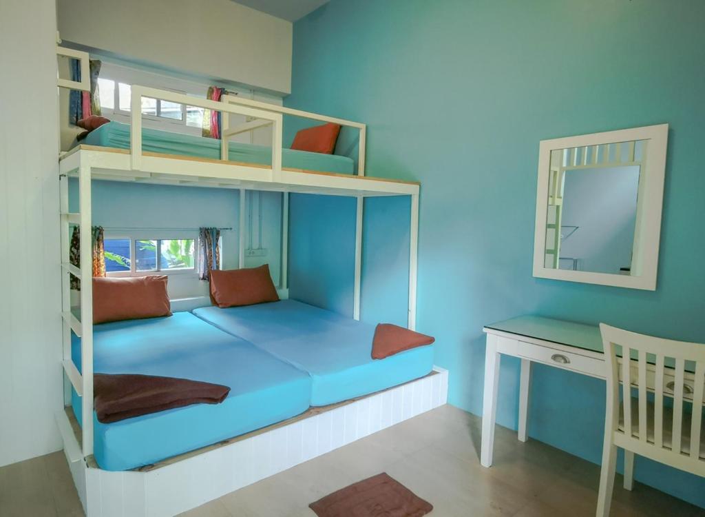 Трехместный (Трехместный номер с собственной ванной комнатой) хостела Glur Hostel, Краби