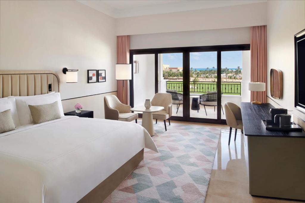 Двухместный (Номер Делюкс) курортного отеля Address Marassi Golf Resort, Эль-Аламейн