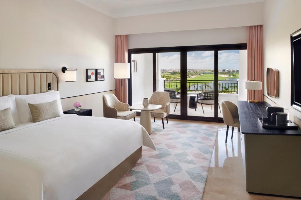 Двухместный (Номер Делюкс с видом на поле для гольфа) курортного отеля Address Marassi Golf Resort, Эль-Аламейн