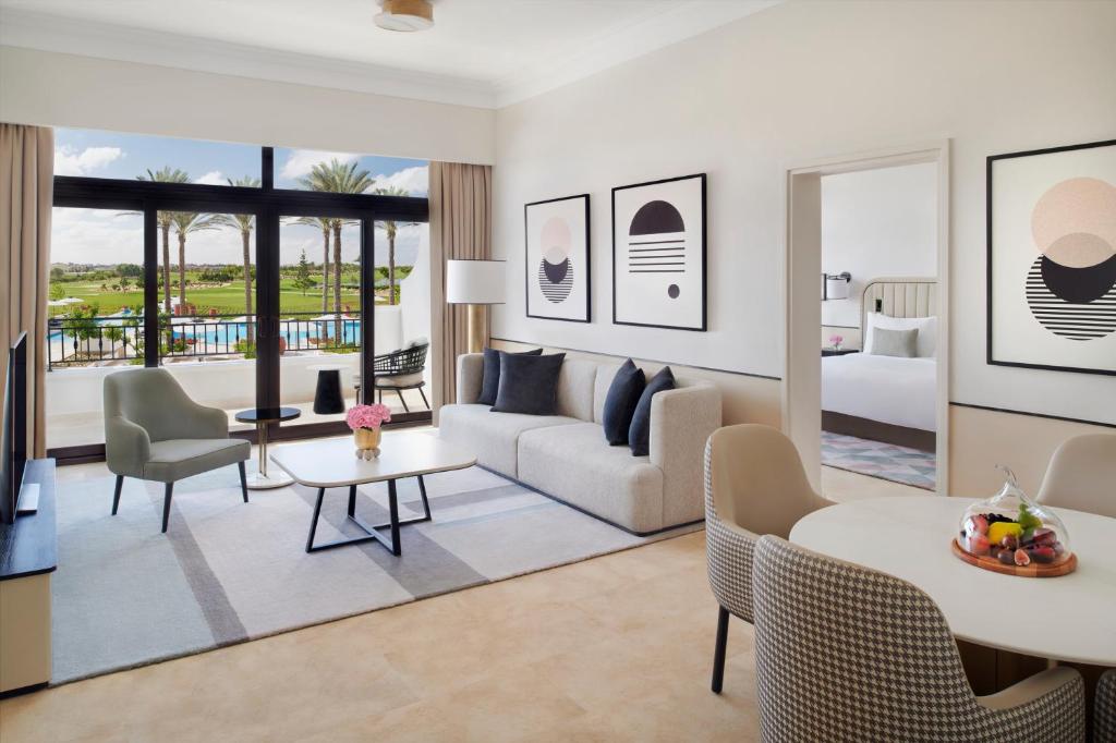 Сьюит (Полулюкс с видом на поле для гольфа) курортного отеля Address Marassi Golf Resort, Эль-Аламейн