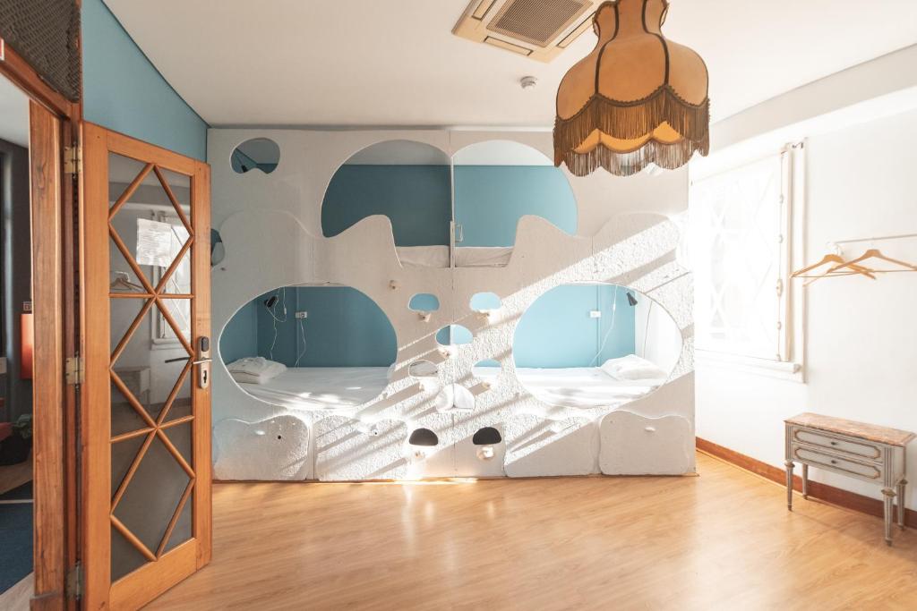 Номер (Спальное место на двухъярусной кровати в общем четырехместном номере для мужчин и женщин) хостела Sunset Destination Hostel, Лиссабон
