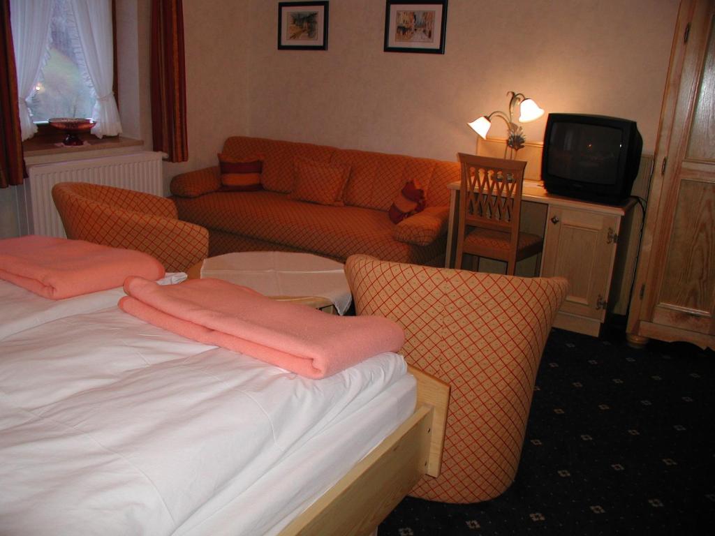 Трехместный (Трехместный номер) гостевого дома Hotel Alpenresi, Рамзау