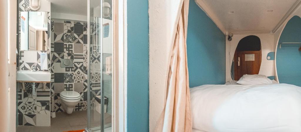 Номер (Кровать в общем номере для мужчин и женщин с 6 кроватями и ванной комнатой) хостела Sunset Destination Hostel, Лиссабон
