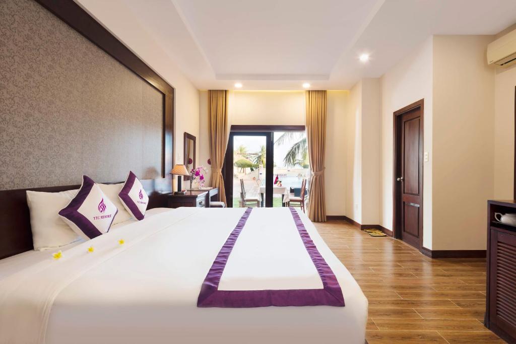 Сьюит (Senior Suite Double with Pool View) курортного отеля TTC Resort Premium - Ninh Thuan, Фанранг