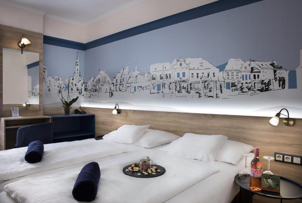 Двухместный (Улучшенный двухместный номер с 1 кроватью или 2 отдельными кроватями, вид на горы) отеля Hotel Irottkö, Кёсег