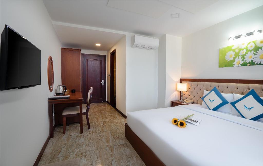Двухместный (Улучшенный двухместный номер с 1 кроватью или 2 отдельными кроватями, вид на город) отеля Apus Hotel, Нячанг