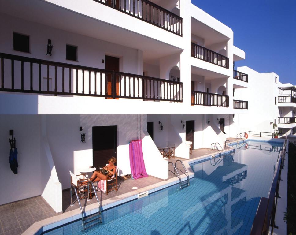 Двухместный (Улучшенный номер с общим бассейном) курортного отеля Hersonissos Maris, Херсониссос